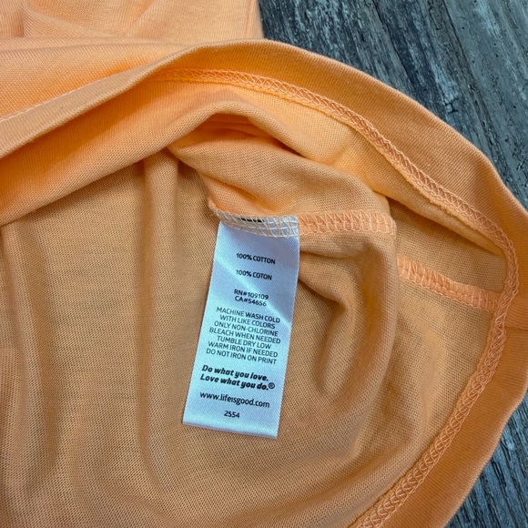 Life Is Good Women’s Medium Peach Floral Kayak Tee - Picture 7 of 8